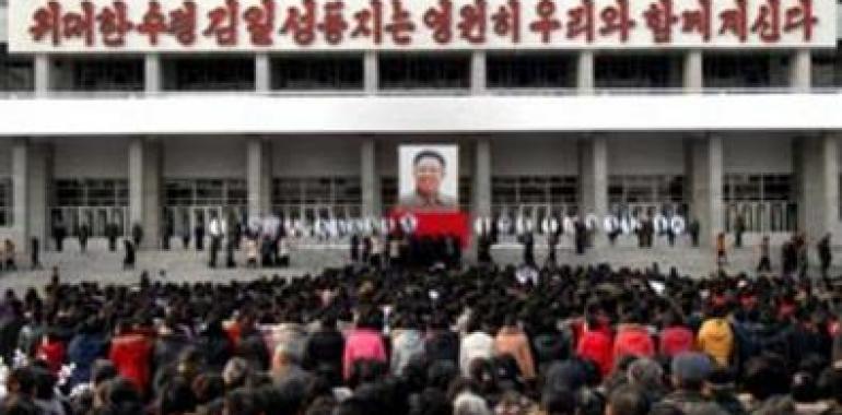Kim Jong Un expresa condolencias ante feretro de Kim Jong Il