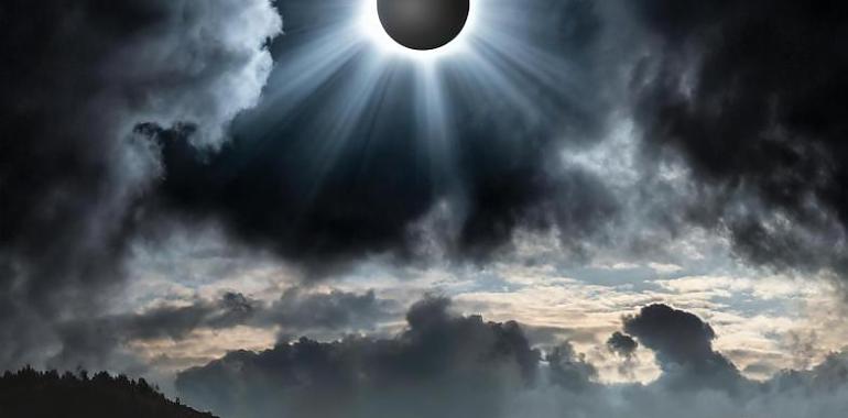 El cielo se cubre y las nubes frustran en buena parte de Asturias la esperada visión del eclipse total de Sol