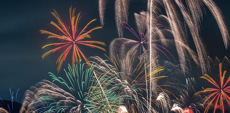 Gijón se prepara para una Noche de los Fuegos histórica con más de 20.000 explosiones y miles de personas en las calles