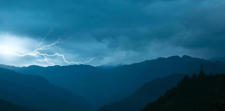 Asturias comienza la semana con nubes, claros y nieblas en las zonas altas