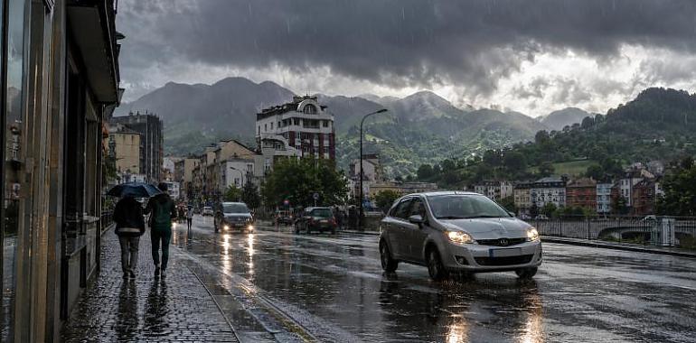 Asturias activa esta tarde el aviso amarillo por lluvias: hasta 15 litros en una hora en el centro y las Cuencas