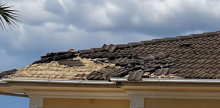 Un posible tornado destroza tejados, invernaderos y vehículos en Antromero