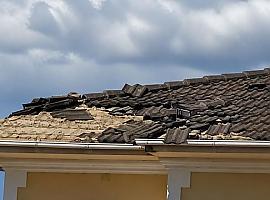 Un posible tornado destroza tejados, invernaderos y vehículos en Antromero
