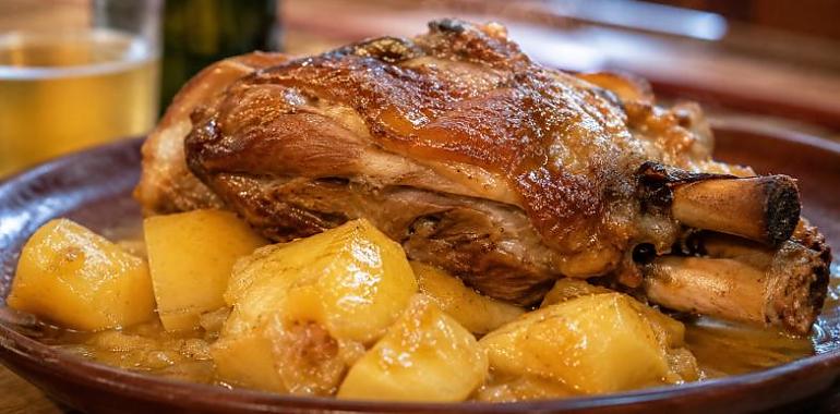 Recetas de una abuela asturiana: Codillo con sidrina, patatines y paciencia (que les coses bones nun se faen corriendo)