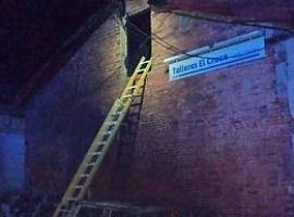 Dos vehículos calcinados y una vivienda afectada por un incendio de madrugada en Carbayín Bajo