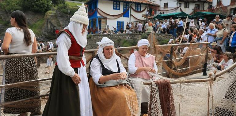 Tazones vuelve a abrir las puertas del tiempo: Carlos V desembarca entre sidra, pólvora, redes y una multitud entregada
