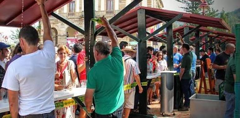 Villaviciosa se convierte hoy en una enorme espicha: once llagares, miles de culinos, gaitas y solidaridad en pleno centro de la villa