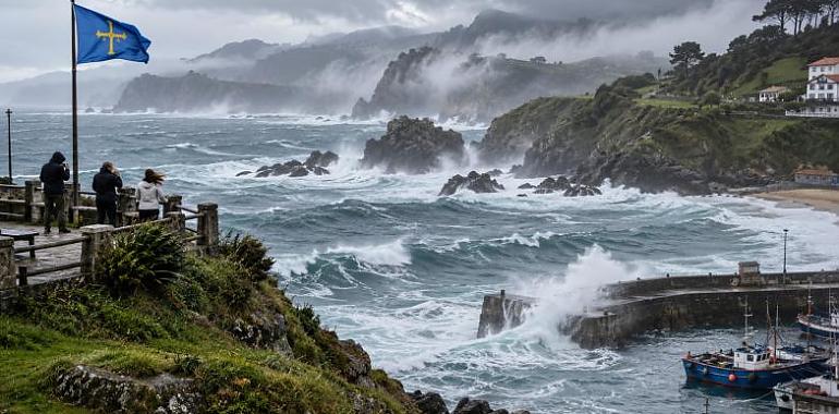 El Cantábrico cambia hoy de cara: viento fuerte, marejada y niebla alteran la costa asturiana este sábado