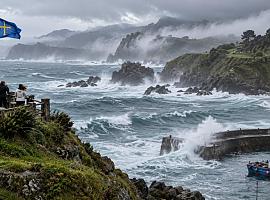 El Cantábrico cambia hoy de cara: viento fuerte, marejada y niebla alteran la costa asturiana este sábado
