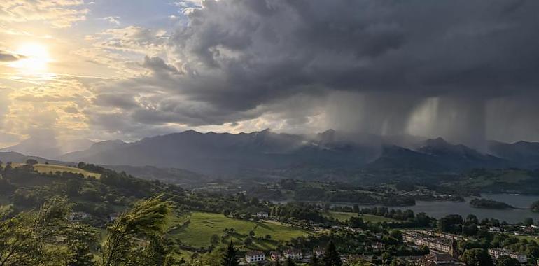 Asturias pasa del calor a las tormentas en cuestión de horas: ojo esta tarde en la Cordillera
