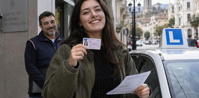 Hasta 1.500 euros por sacarse el carné de conducir: quién puede pedir ya la nueva ayuda del Principado