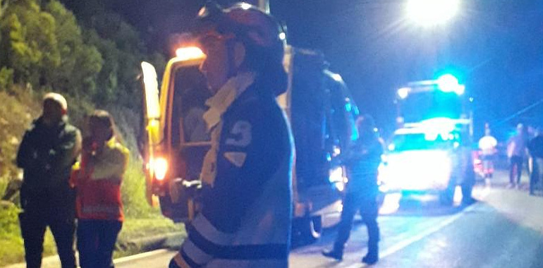 Dos jóvenes de 23 años mueren de madrugada en Degaña tras volcar su coche y quedar atrapados en una zona boscosa