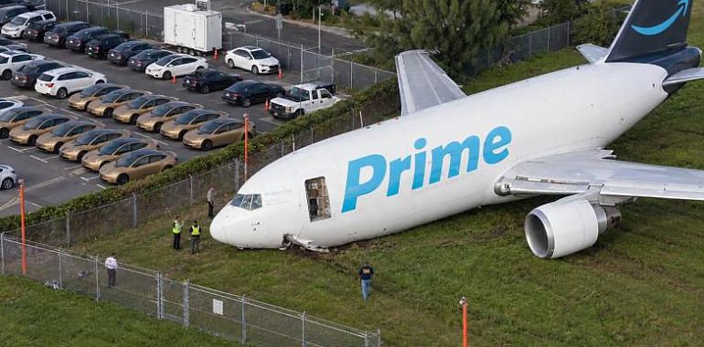 Tragedia aérea en Miami: cinco muertos al salirse de pista un Boeing de Amazon, atravesar una carretera y arrollar varios vehículos