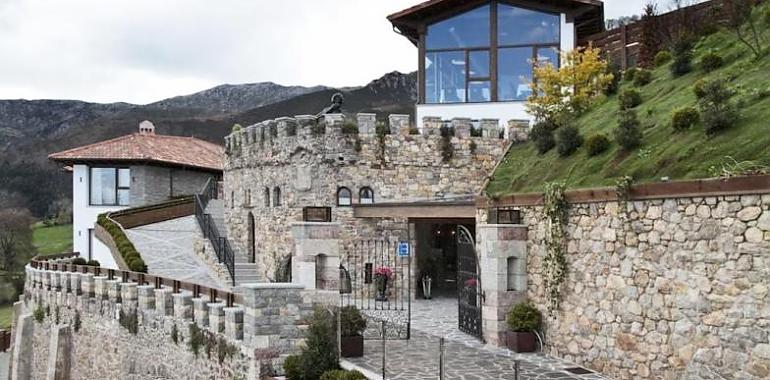 Puebloastur: dormir en un pueblo convertido en hotel de lujo frente al Sueve y los Picos de Europa