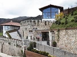 Puebloastur: dormir en un pueblo convertido en hotel de lujo frente al Sueve y los Picos de Europa