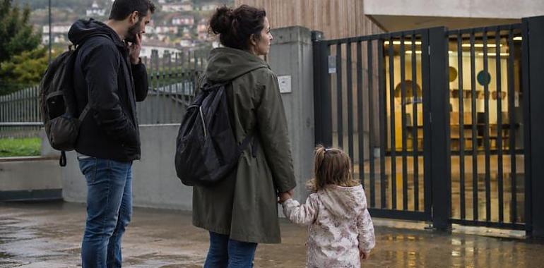 El curso empieza hoy en Asturias, pero no para todos: 15 escuelinas siguen cerradas y las familias no saben cuándo podrán llevar a sus hijos
