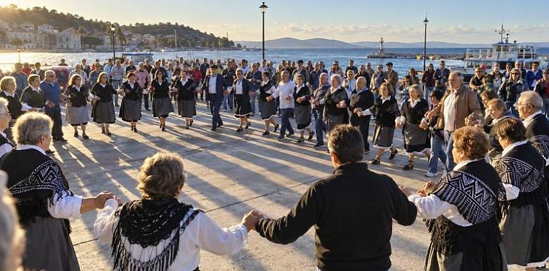 Candás se echa a la calle por su Cristo: siglos de fe marinera, emoción y una tradición que pasa de abuelos a nietos
