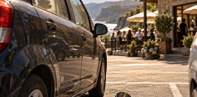 Lo dejaron agonizar dentro del coche mientras comían: un perro murió abrasado por el calor y otro sobrevivió de milagro en Llanes