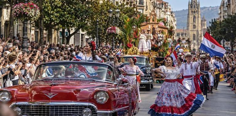 Oviedo se prepara para su tarde más americana: 3.500 participantes, 13 carrozas y medio siglo de memoria sobre ruedas
