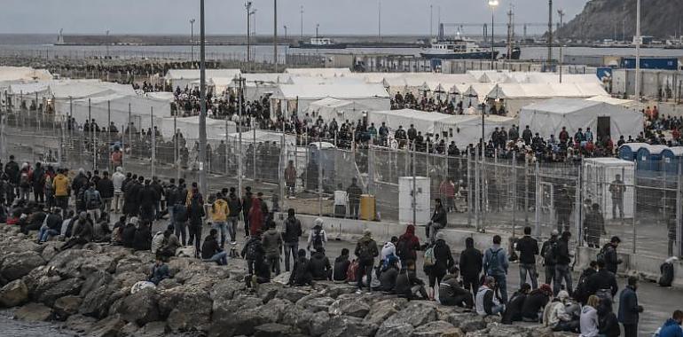 Ceuta cambia la playa por el puerto… y descubre que no hay sitio para todos