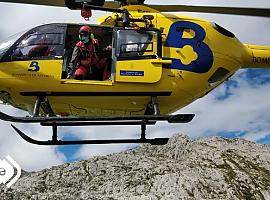 Kilómetro y medio en camilla para salvar a un trabajador herido grave en un monte de Coaña