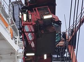 Una grúa golpea el puente de un buque en El Musel y reabre las dudas sobre la seguridad laboral