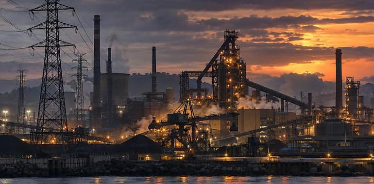 La escalada energética vuelve a amenazar a la gran industria asturiana: las fábricas empiezan a parar cuando producir deja de ser rentable