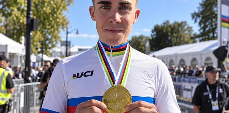 Benjamín Noval hace historia a los 17 años: campeón del mundo y primer español que conquista el arcoíris júnior contrarreloj