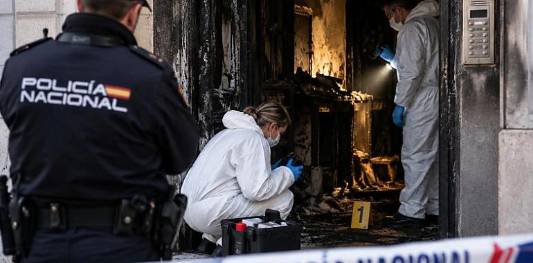 Pumarín, una muerte entre fuego y preguntas: la Policía busca a las dos personas que convivían con la mujer hallada calcinada