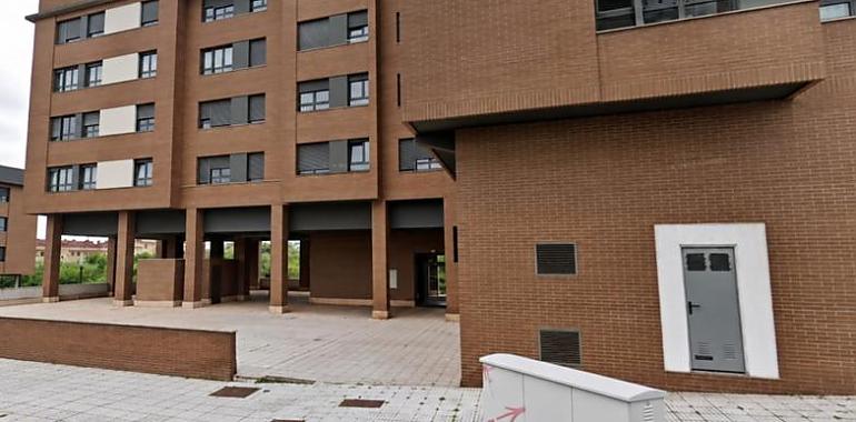 De un desahucio inminente a siete años en casa: las familias de Río Piloña sellan su acuerdo con Sareb