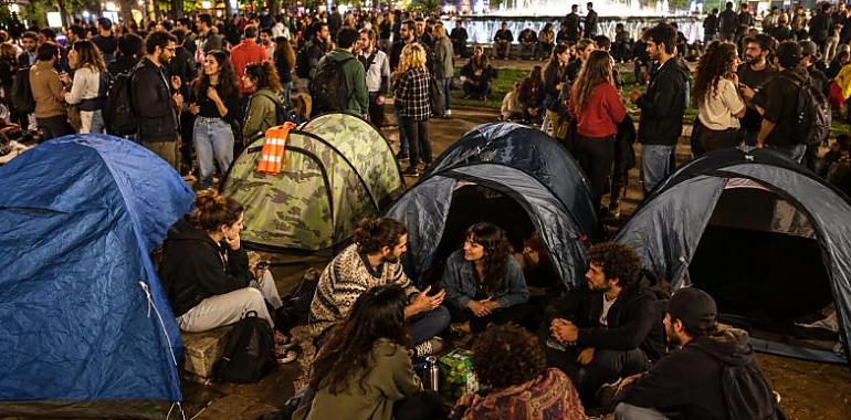 La crisis de la vivienda salta del Congreso a la calle: Oviedo amanece con tiendas de campaña en La Escandalera