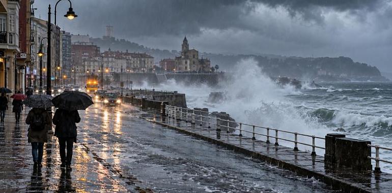 Asturias entra en las horas más delicadas del temporal: hasta 80 litros, aviso naranja en la costa y tormentas hasta la tarde