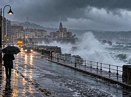 Asturias entra en las horas más delicadas del temporal: hasta 80 litros, aviso naranja en la costa y tormentas hasta la tarde