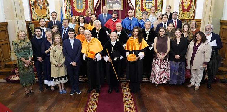 Carlos Casanueva entra en el claustro de la Universidad de Oviedo como símbolo del puente entre Asturias y México