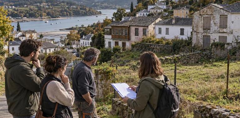 Tener trabajo y no encontrar dónde vivir: Castropol busca casas y solares para frenar la fuga de vecinos