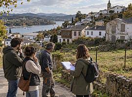 Tener trabajo y no encontrar dónde vivir: Castropol busca casas y solares para frenar la fuga de vecinos
