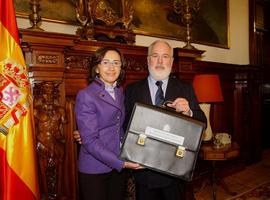 Arias Cañete recibe su cartera