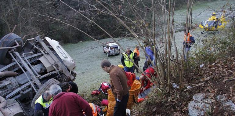 Trasladado al HUCA el conductor de un camión que cayó 150 metros por un desnivel en Belmonte