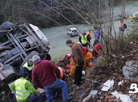 Trasladado al HUCA el conductor de un camión que cayó 150 metros por un desnivel en Belmonte