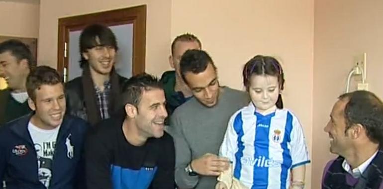 Los jugadores del Avilés visitan a los niños ingresados en el hospital