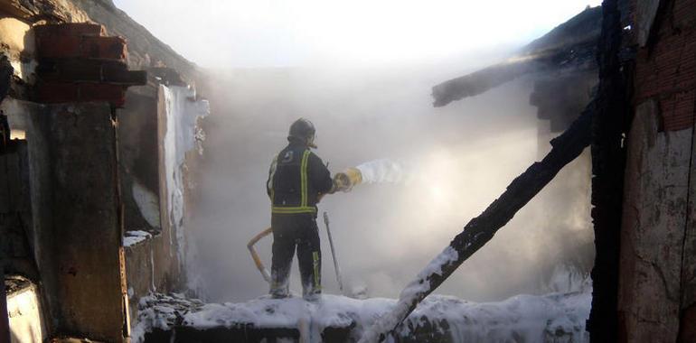 Incendio en una casa de dos plantas en Seana, Mieres