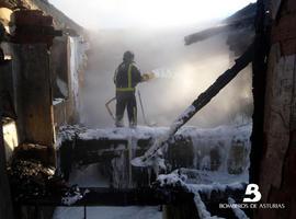 Incendio en una casa de dos plantas en Seana, Mieres