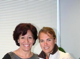 Inés Rojas felicita a Tara Pacheco por su reciente título de campeona del mundo de 470 F