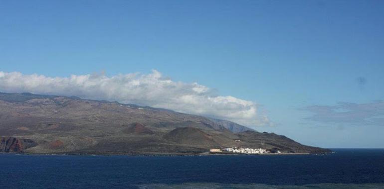 El volcán de El Hierro vuelve a emitir material fino y humeante