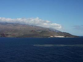 El volcán de El Hierro vuelve a emitir material fino y humeante