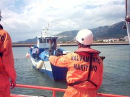 Un menor desaparecido, un muerto y tres rescatados tras el vuelco de una deportiva en el Puerto de Gijón