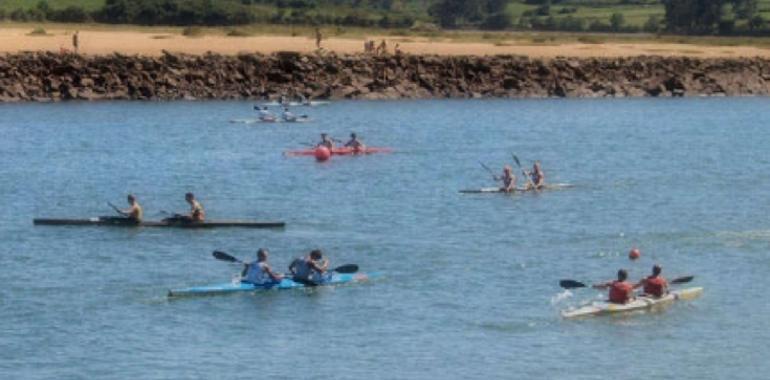 Varios deportistas asturianos se pasan al  piragüismo por un día