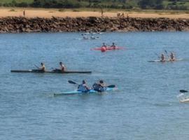 Varios deportistas asturianos se pasan al  piragüismo por un día