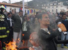 Correa compartió con el pueblo quiteño la quema de monigotes satíricos