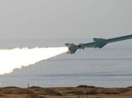 Irán prueba con éxito los misiles tierra-mar de largo alcance   